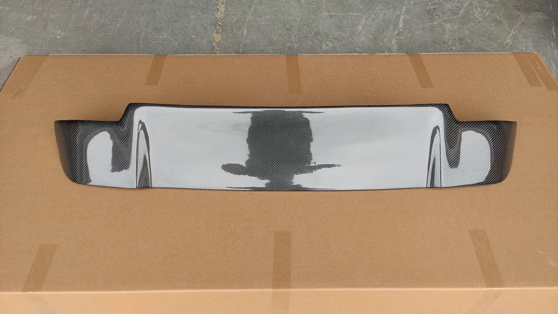 Dry Carbon Fiber Rear Roof Spoiler for Land Rover Defender (2020+) – Upper Tailgate Wing Aero Kit