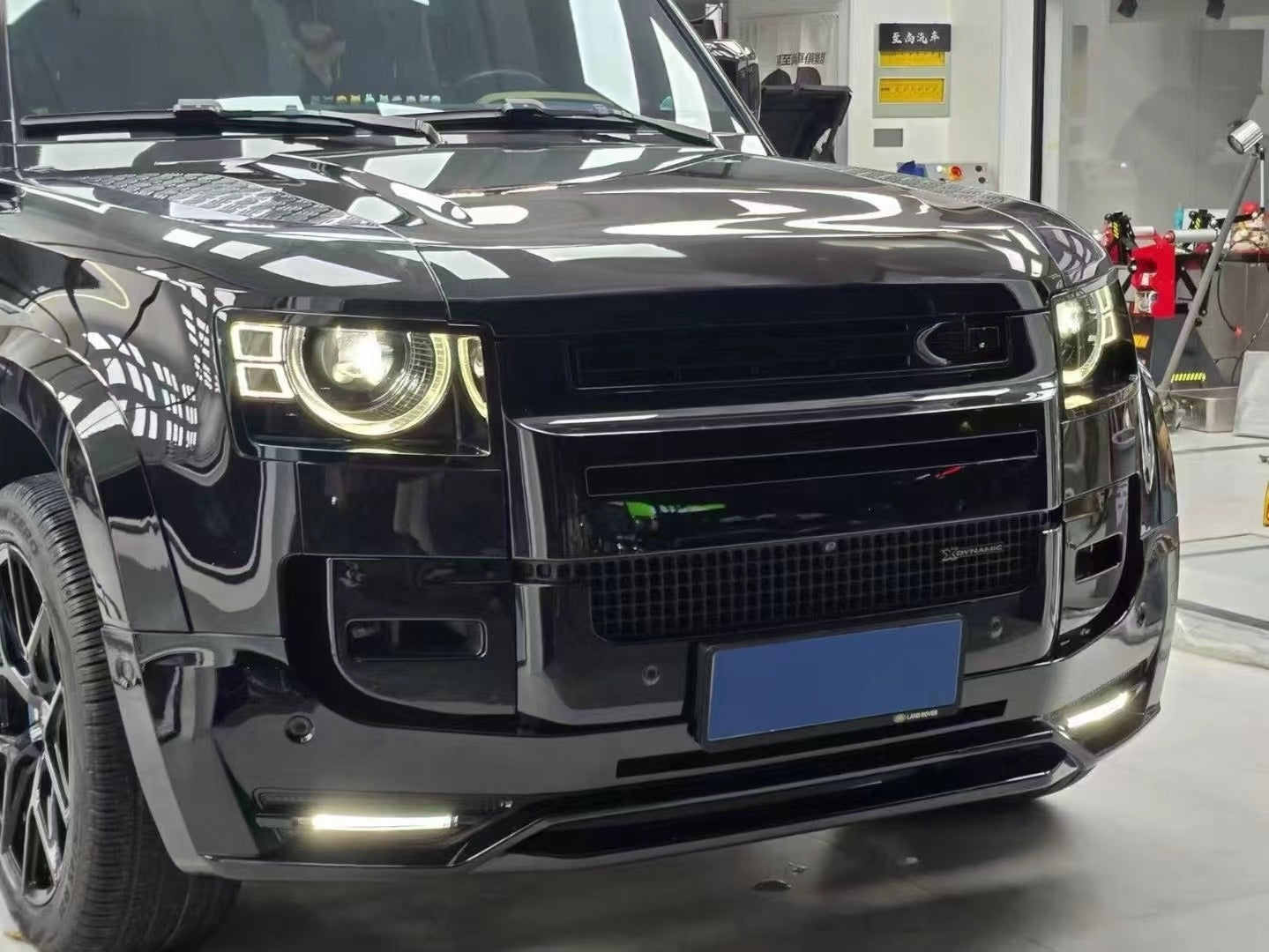 Gloss Black Front Bumper Lip Splitter with LED Lights for Land Rover Defender 90/110 (2021+) – Sport Aero Kit | UMPARTS
