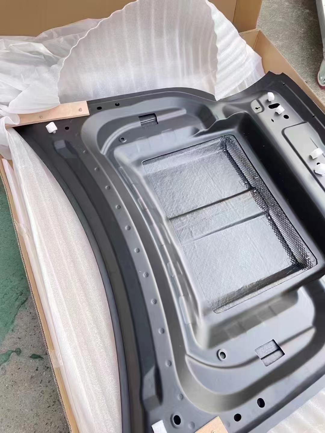 Dry Carbon Fiber Hood for Land Rover Defender (2020+) – Lightweight Performance Bonnet Upgrade | UMPARTS
