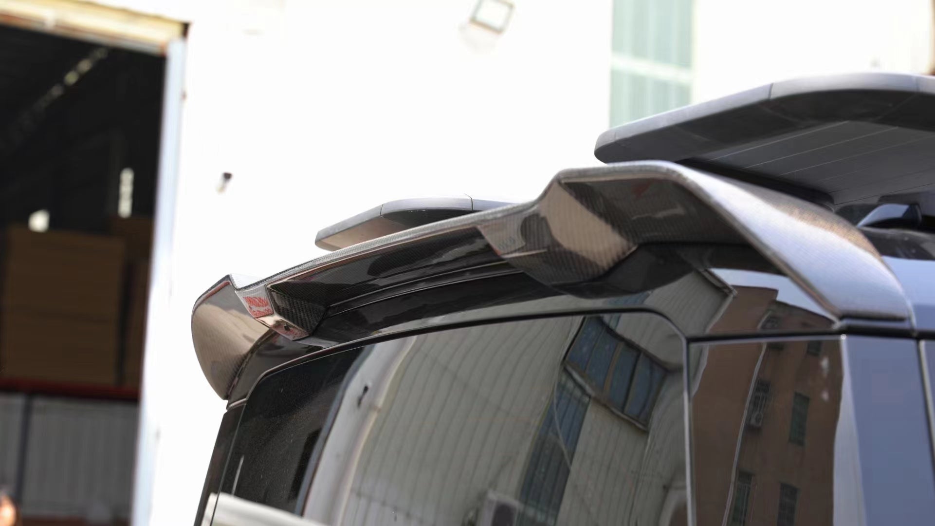 Dry Carbon Fiber Rear Roof Spoiler for Land Rover Defender (2020+) – Upper Tailgate Wing Aero Kit