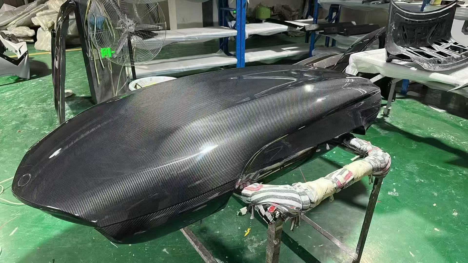 UMPARTS Universal Dry Carbon Fiber Roof Cargo Box | Premium Rooftop Carrier