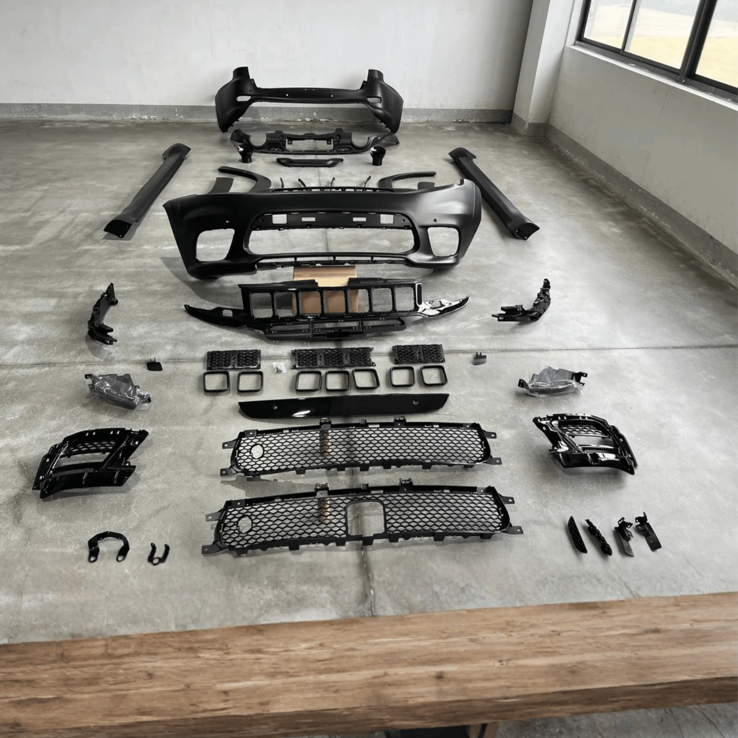 Compatible with Jeep Grand Cherokee WK2 Upgrade to SRT Style Body Kit