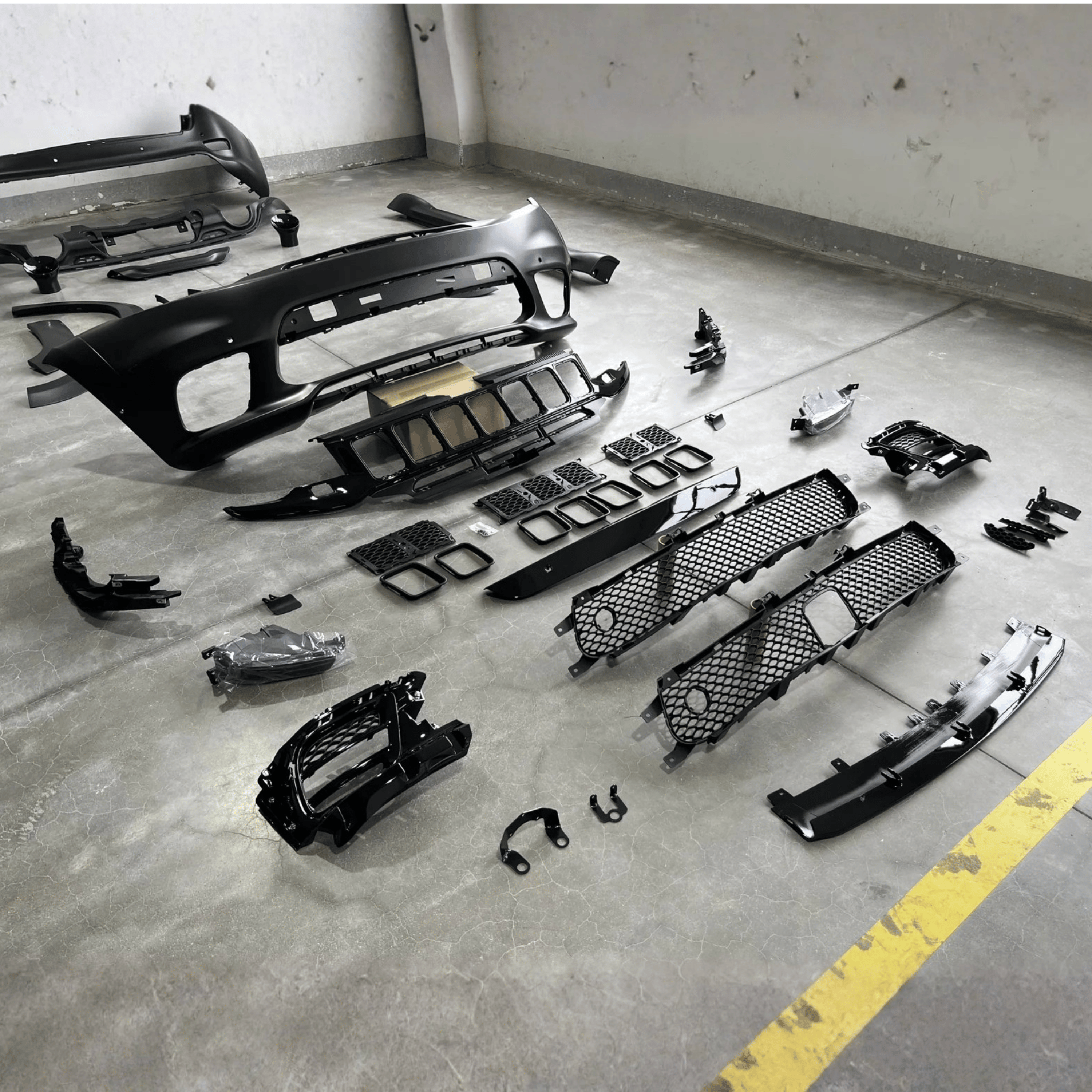 Compatible with Jeep Grand Cherokee WK2 Upgrade to SRT Style Body Kit