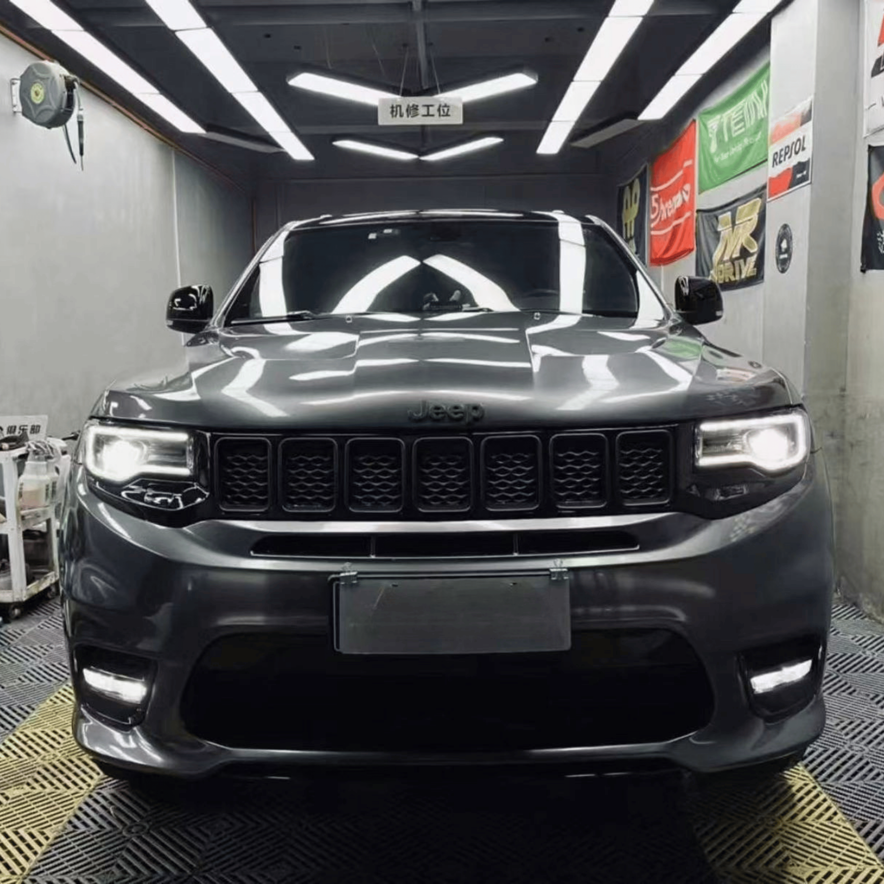Compatible with Jeep Grand Cherokee WK2 Upgrade to SRT Style Body Kit